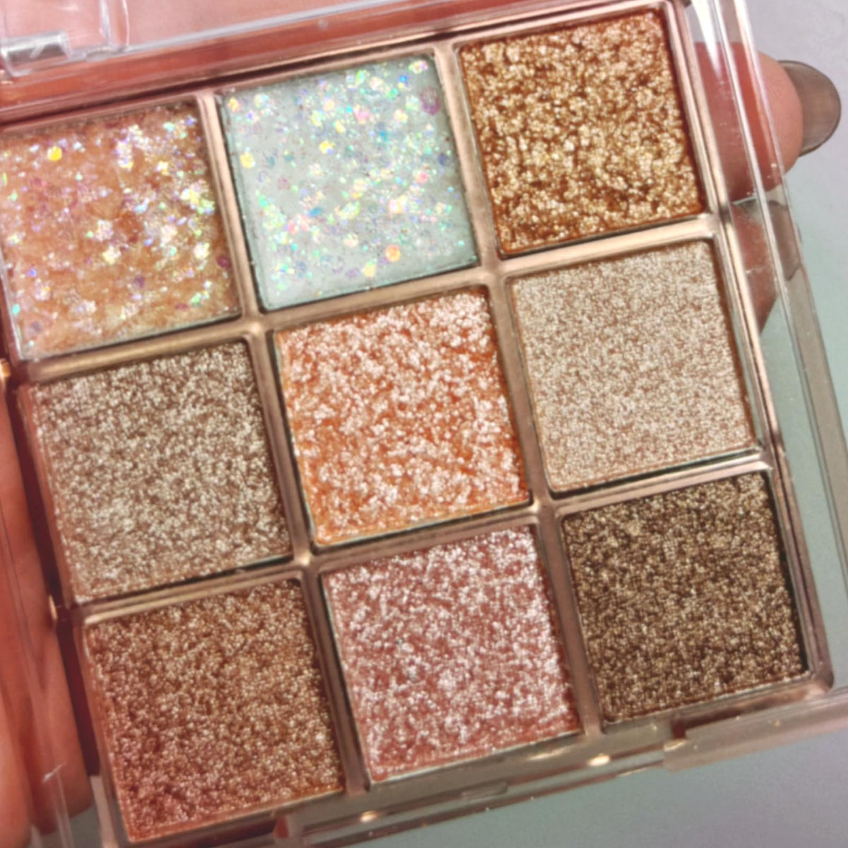 Okerker Paleta de sombras glitter 9 colores para looks versátiles y duraderos.