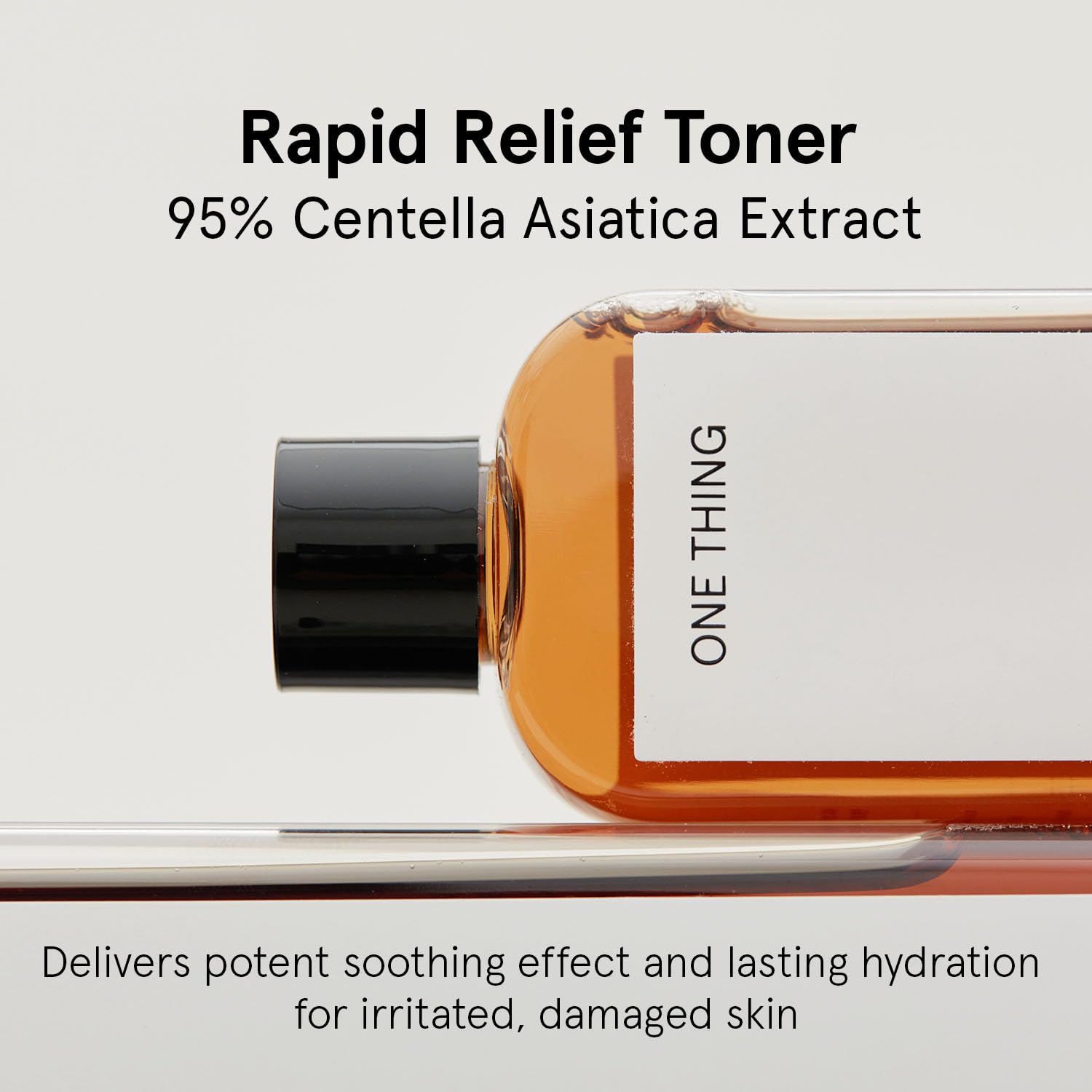 ONE THING Centella Toner, aplicación en las manos para absorción rápida.