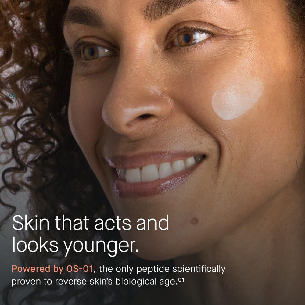 Aplicación diaria de OneSkin OS-01 en rostro y cuello para cuidado diario.
