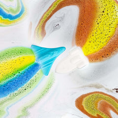Origen de rastro de colores en el agua para aprender colores.