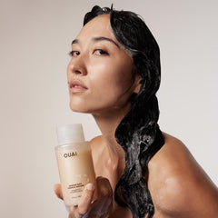 OUAI Medium Shampoo – application rapide pour cheveux moyens.