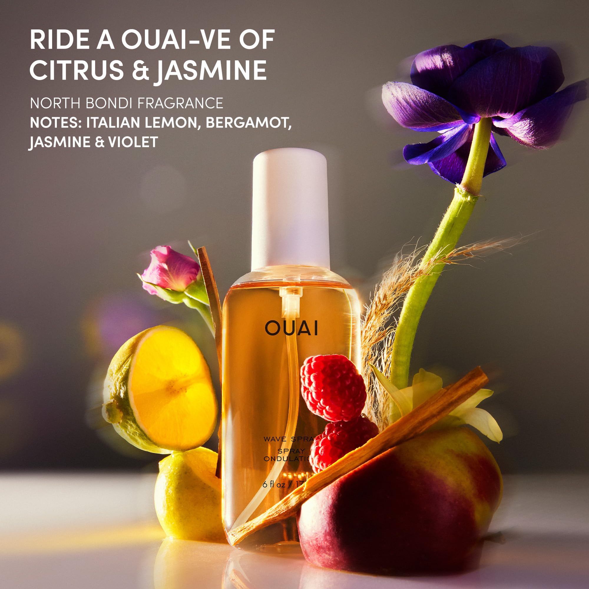 Bouteille et spray en action, gros plan OUAI Wave Spray