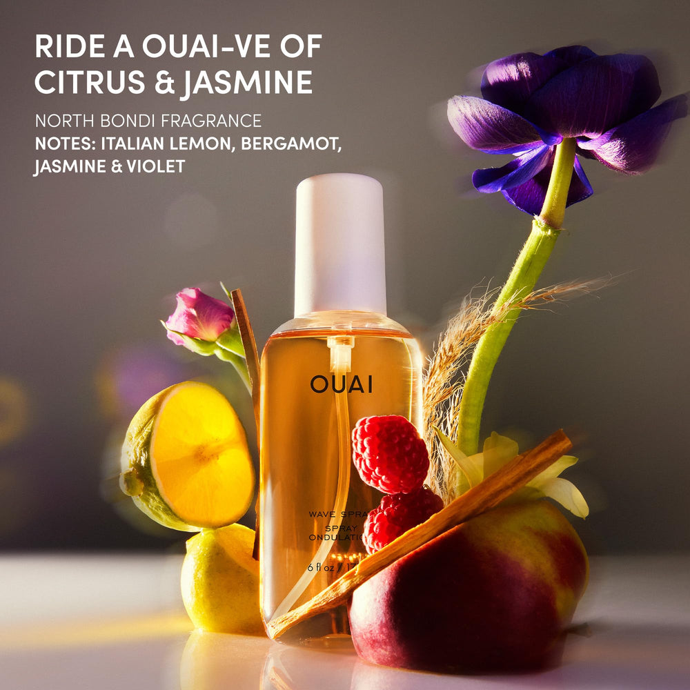 Bouteille et spray en action, gros plan OUAI Wave Spray