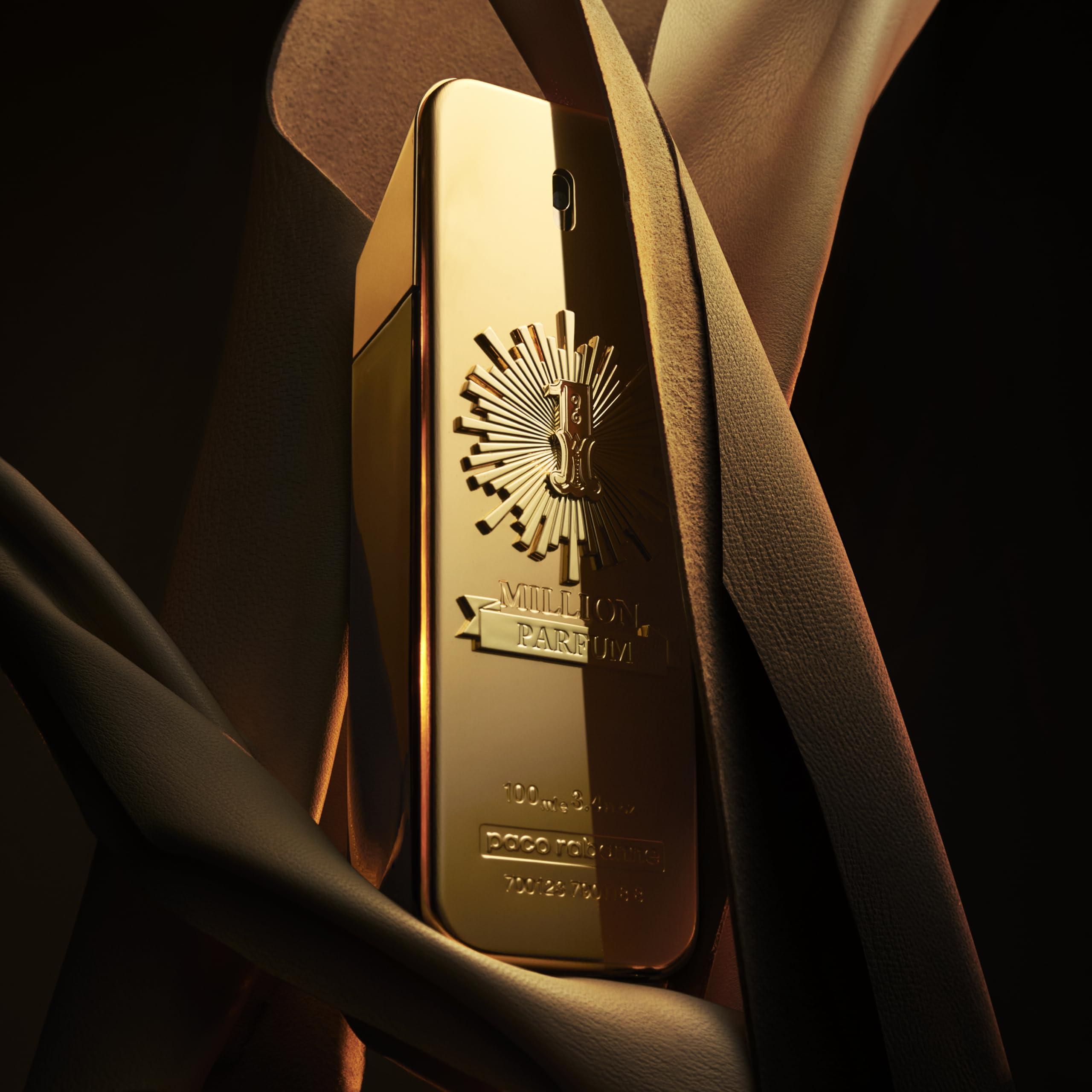 Paco Rabanne 1 Million Parfum, spray en acción, aplicación suave y precisa.