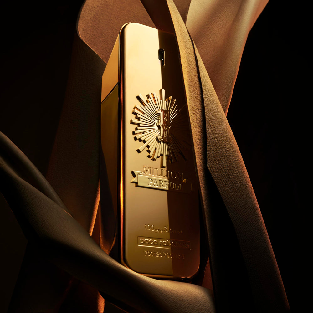 Paco Rabanne 1 Million Parfum, spray en acción, aplicación suave y precisa.