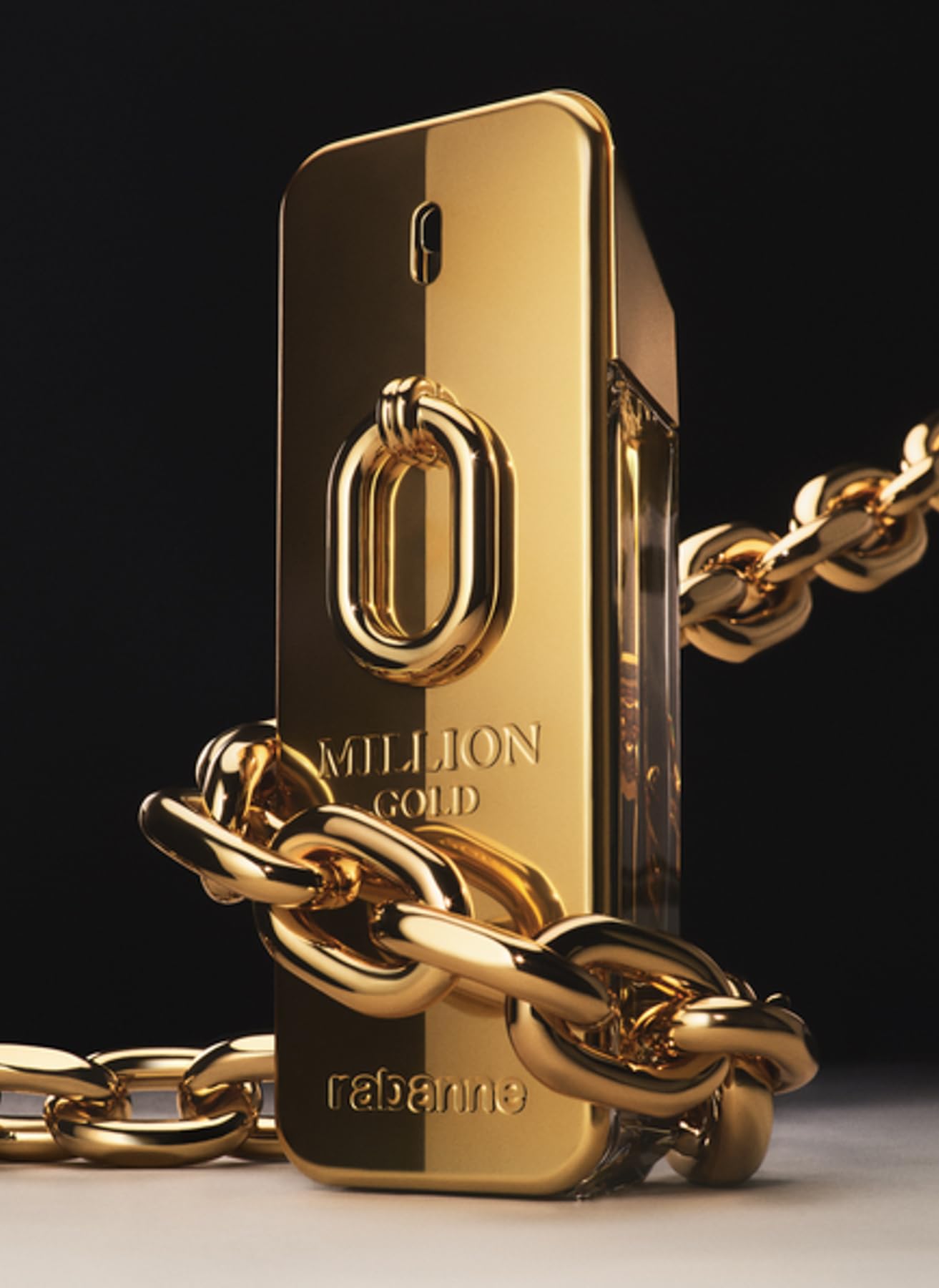 Detalles dorados del frasco destacan la fragancia Million Gold Intense.