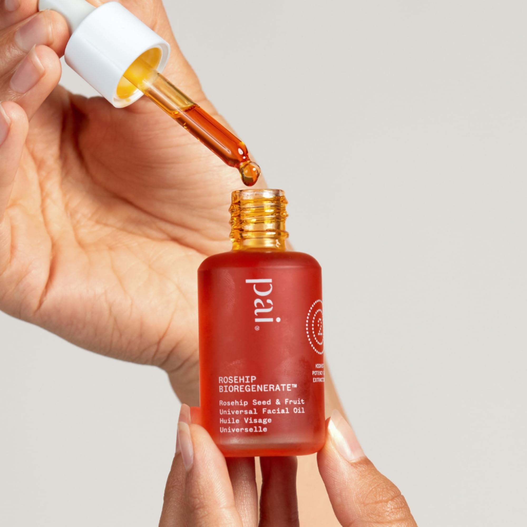 PAI SKINCARE aplicación de dos gotas sobre la piel para rutina diaria.