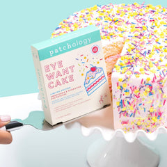 Patchology Gâteau Anniversaire Yeux – applicateur et texture gel apaisante.