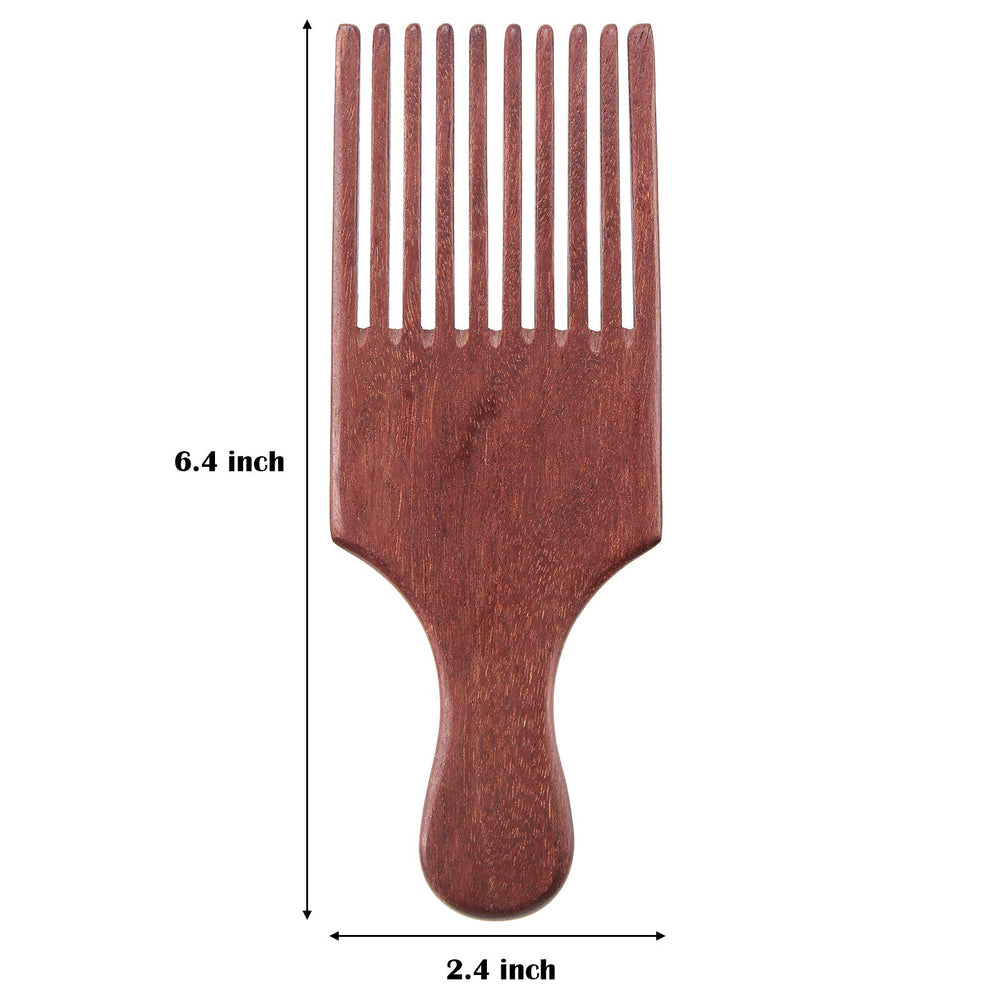 Peine Patelai de madera con mango ergonómico para un peinado cómodo.