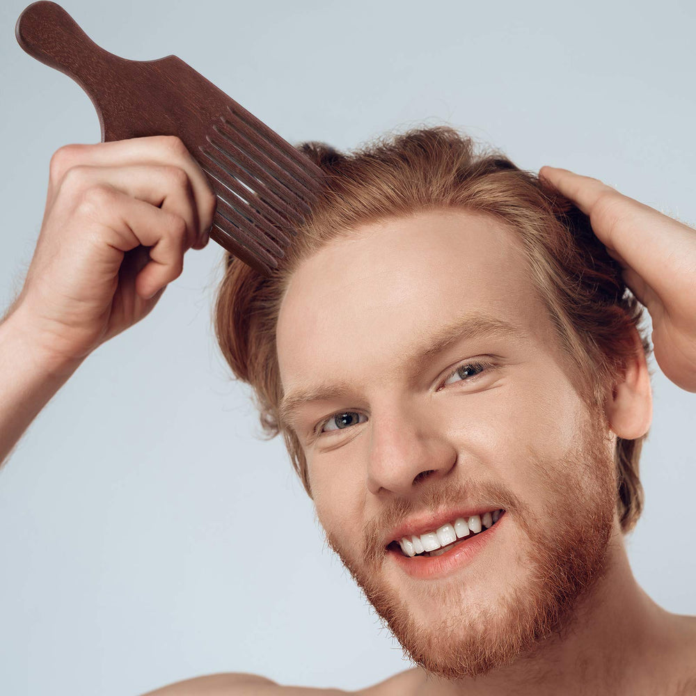 Mango ergonómico de Patelai facilita el peinado de la barba.