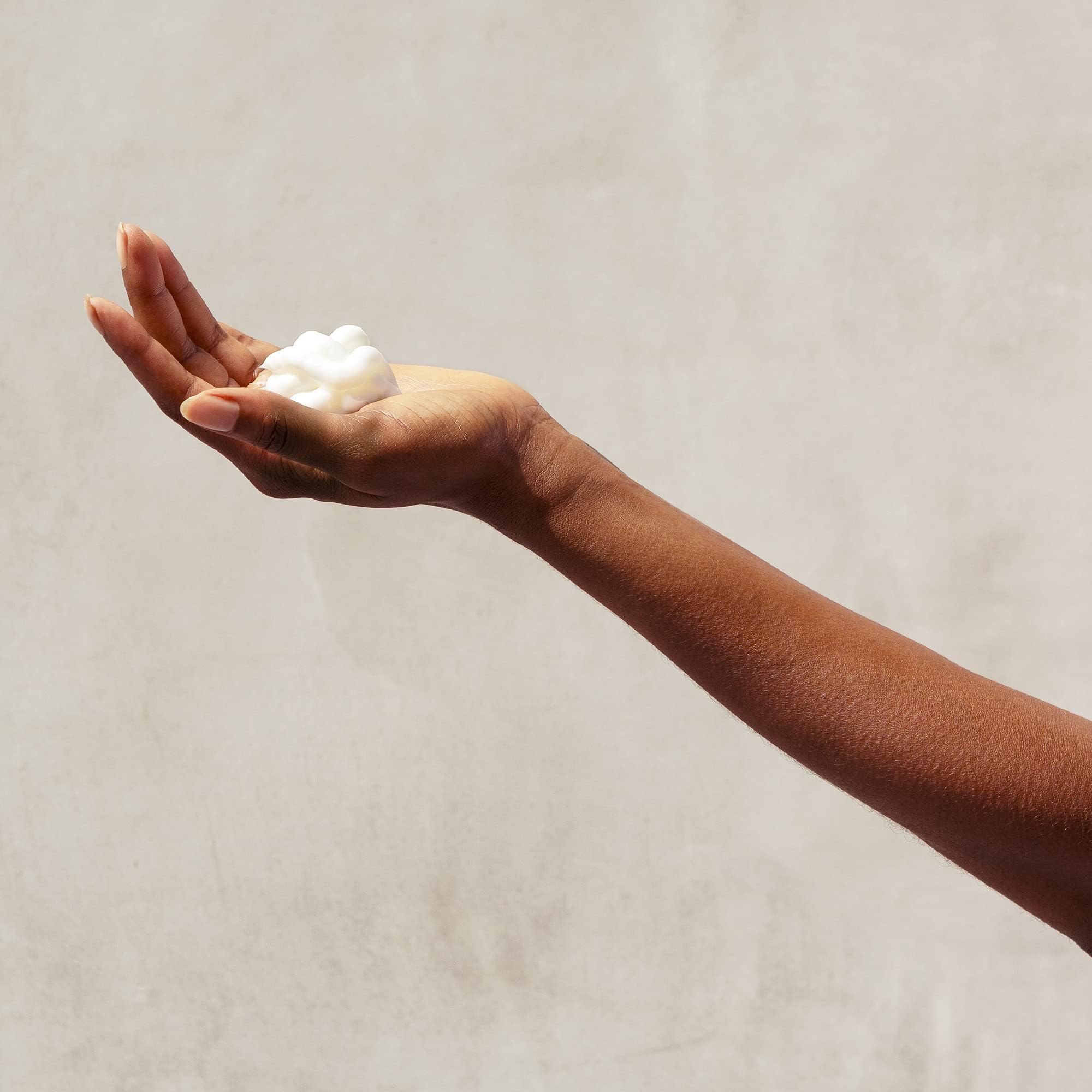 Cabello de poros medios; acondicionador PATTERN se aplica con suavidad.