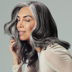 Paul Mitchell Shampoo Three aplicación en cabello húmedo preparándolo para acondicionador