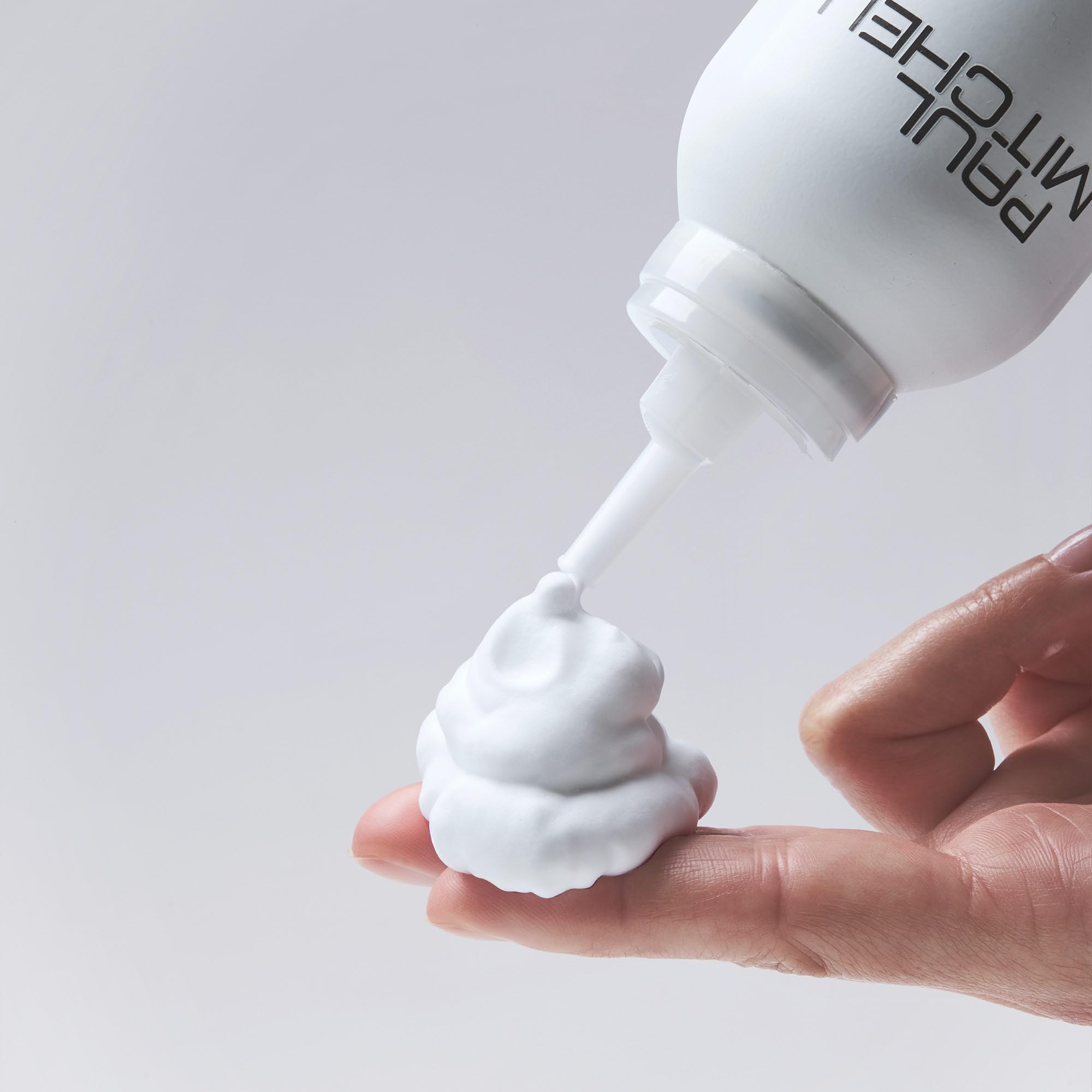 Paul Mitchell Sculpting Foam añade volumen sin sensación pesada.