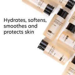 PCA SKIN Hydrating Toner aplicado con disco de algodón para limpieza suave.