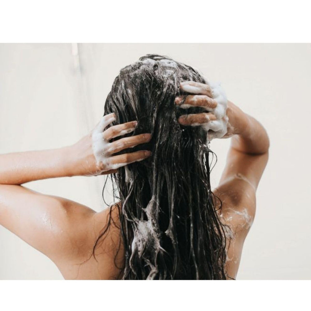 PHYTO PHYTOCYANE aplicación de masaje; experiencia sensorial relajante al cabello.