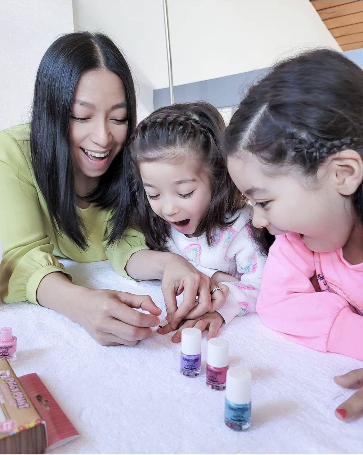 Piggy Paint Happy Hands Set manos con uñas pintadas y felices