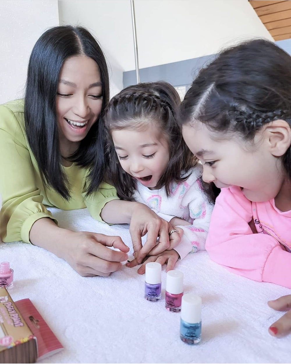 Piggy Paint Happy Hands Set manos con uñas pintadas y felices