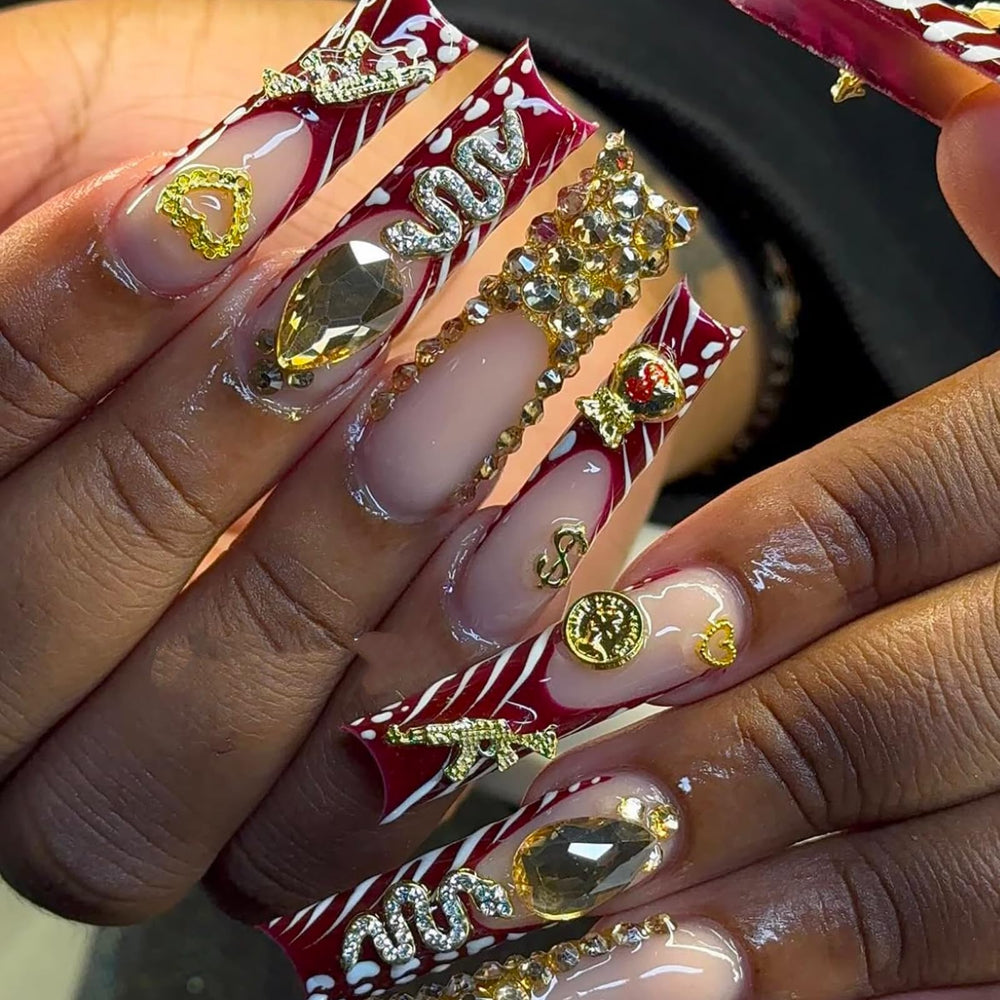 Pizadix dijes para uñas con pistolas, contraste audaz para estilo urbano.