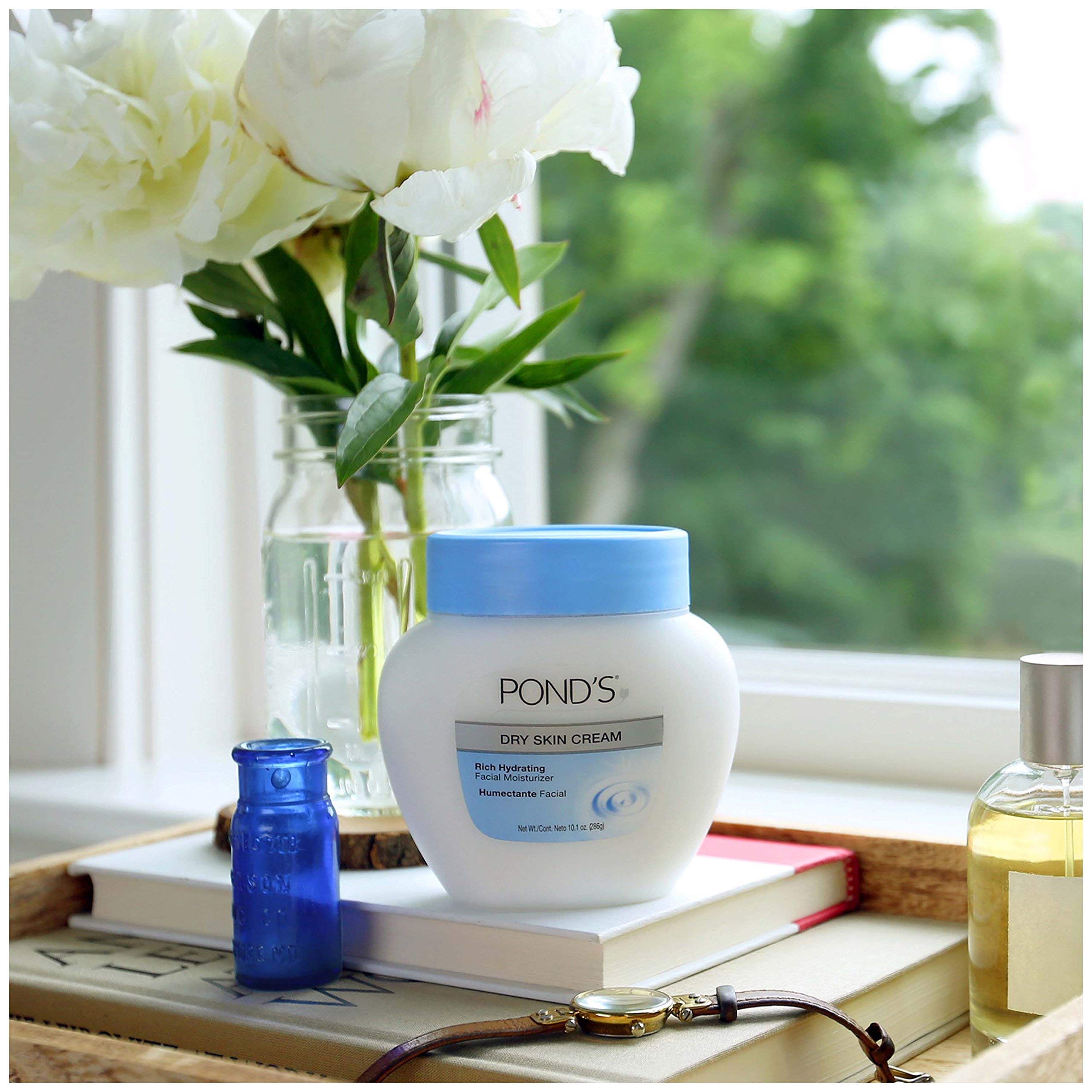POND'S Crème visage sèche – pot ouvert révélant texture onctueuse.