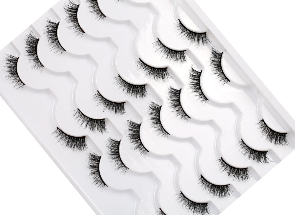 Pooplunch half lashes in cat-eye style with comfortable band.