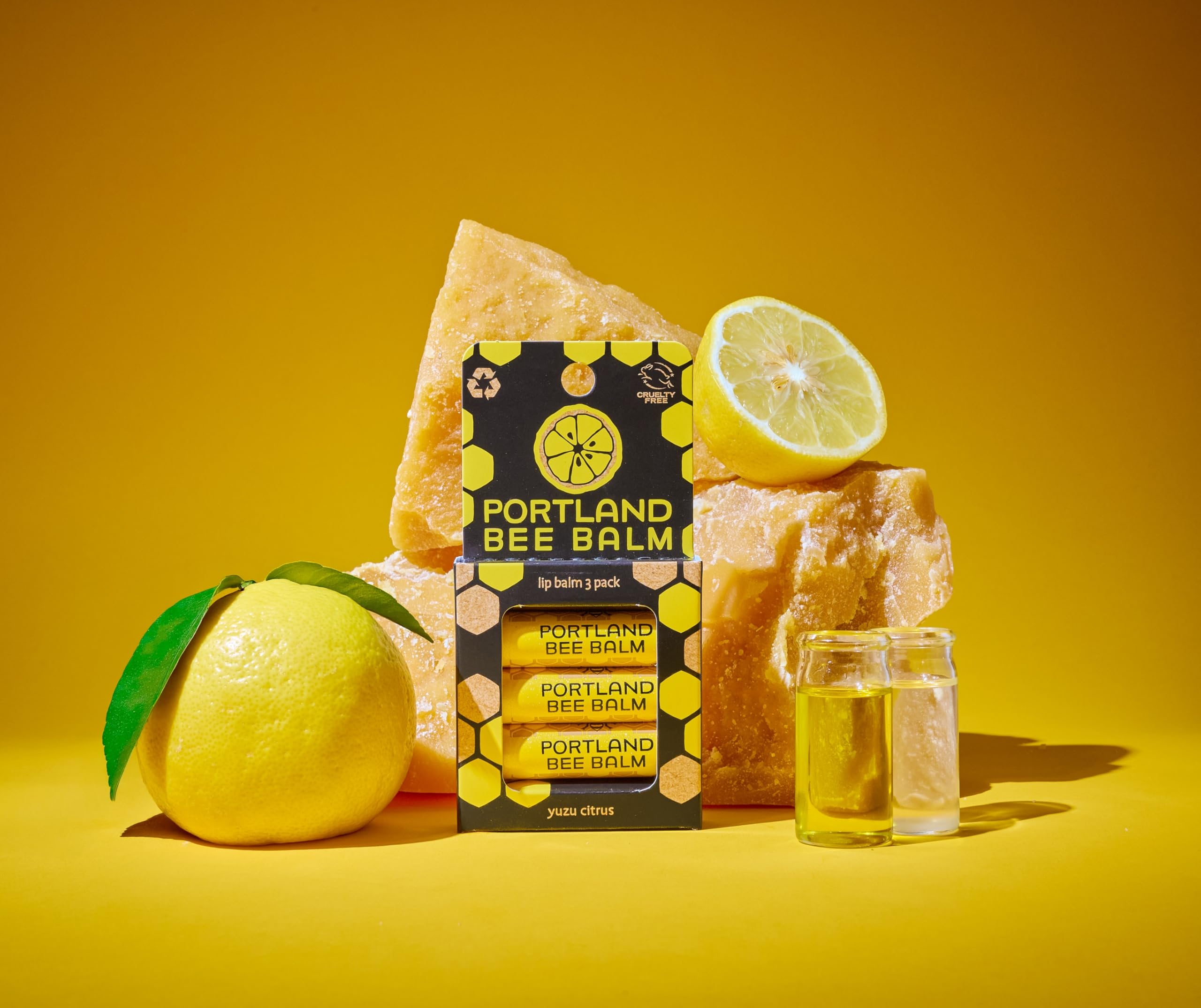 Aplicación suave del bálsamo Portland Bee Balm en labios.