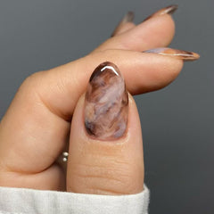 Uñas POWPOP con forma almendra ovalada y gris mármol para look natural.