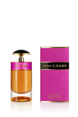 Prada Candy, enfoque en la botella al verter, perfuma el día con elegancia duradera.