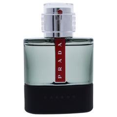 Prada Luna Rossa Carbon, atomizador en acción, pulverización suave para uso diario.
