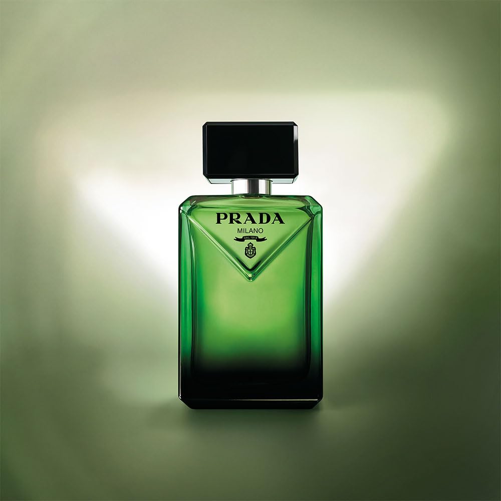 Prada Paradigme: etiqueta y diseño refinado que transmite elegancia.