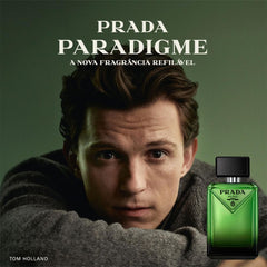 Prada Paradigme: spray en acción para aplicación precisa y rápida.