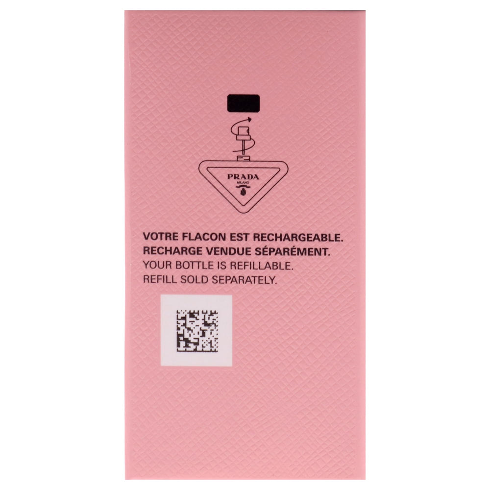 Botella en estante con iluminación suave, Prada Paradoxe sugiere elegancia y presencia.