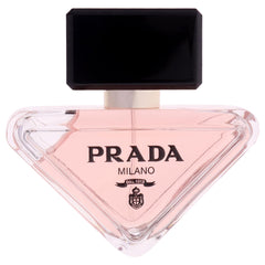 Detalle de la etiqueta de Prada Paradoxe, resaltando diseño elegante y sofisticación.