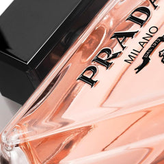 Prada Paradoxe, fragancia ámbar floral para presencia duradera y sofisticación.