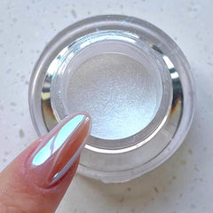 Pretty Diva Moonlight cromado en uñas con brillo intenso.
