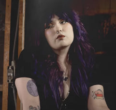 Pulp Riot Mystic Fog: aplicación-en-cabello para acabado vivo y uniforme.