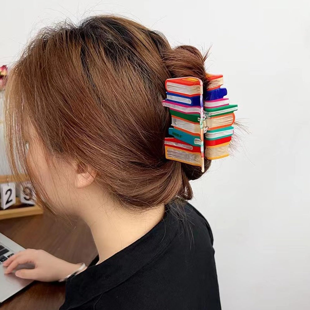 Pureadee clip libro violeta, detalle lúdico para looks diarios.