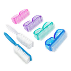 Cepillo de uñas Qeedy con mango ergonómico verde para limpieza precisa.