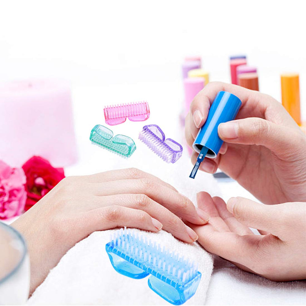 Cepillo de uñas Qeedy con mango ergonómico violeta para eliminar suciedad con comodidad.