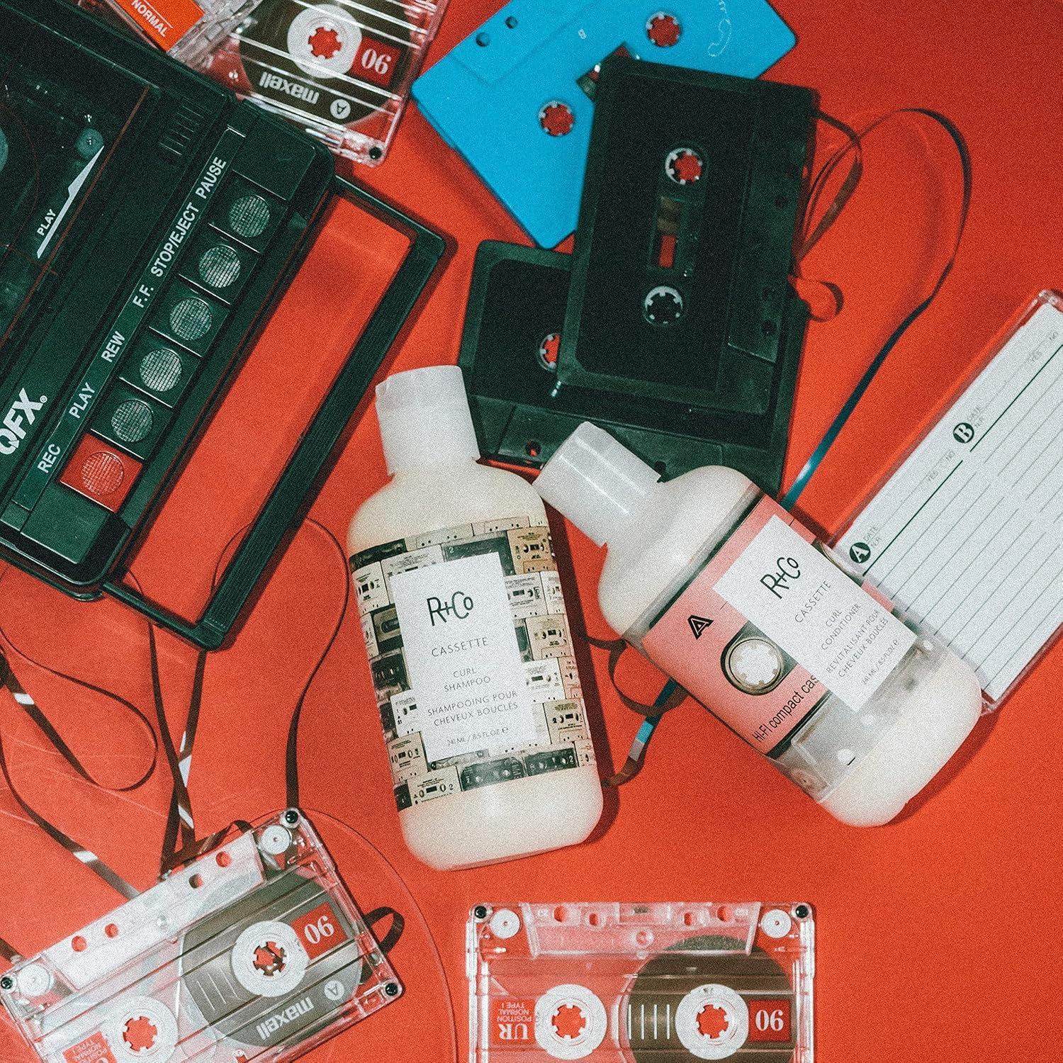 R+Co Cassette acondicionador, botella: aporta brillo y suavidad a los rizos.