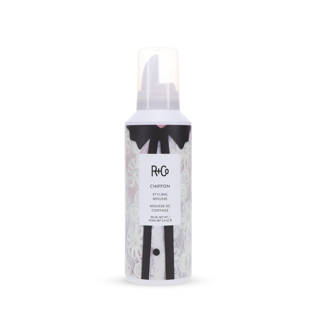 R+Co CHIFFON mousse: bote de 165 ml para peinados diarios.