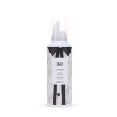 R+Co CHIFFON mousse: bote de 165 ml para peinados diarios.
