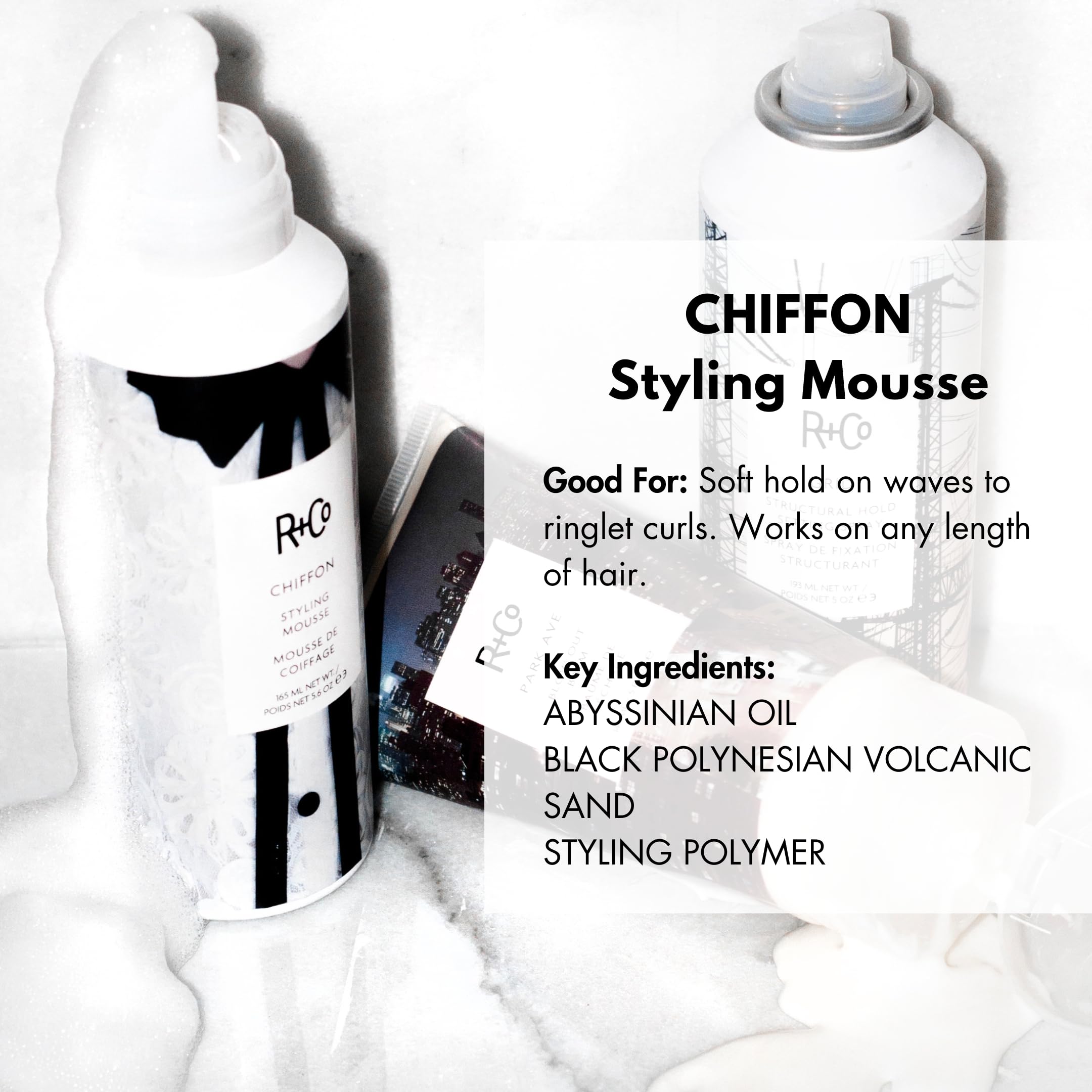 R+Co CHIFFON mousse ofrece volumen ligero y brillo natural.