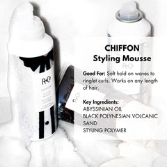 R+Co CHIFFON mousse ofrece volumen ligero y brillo natural.