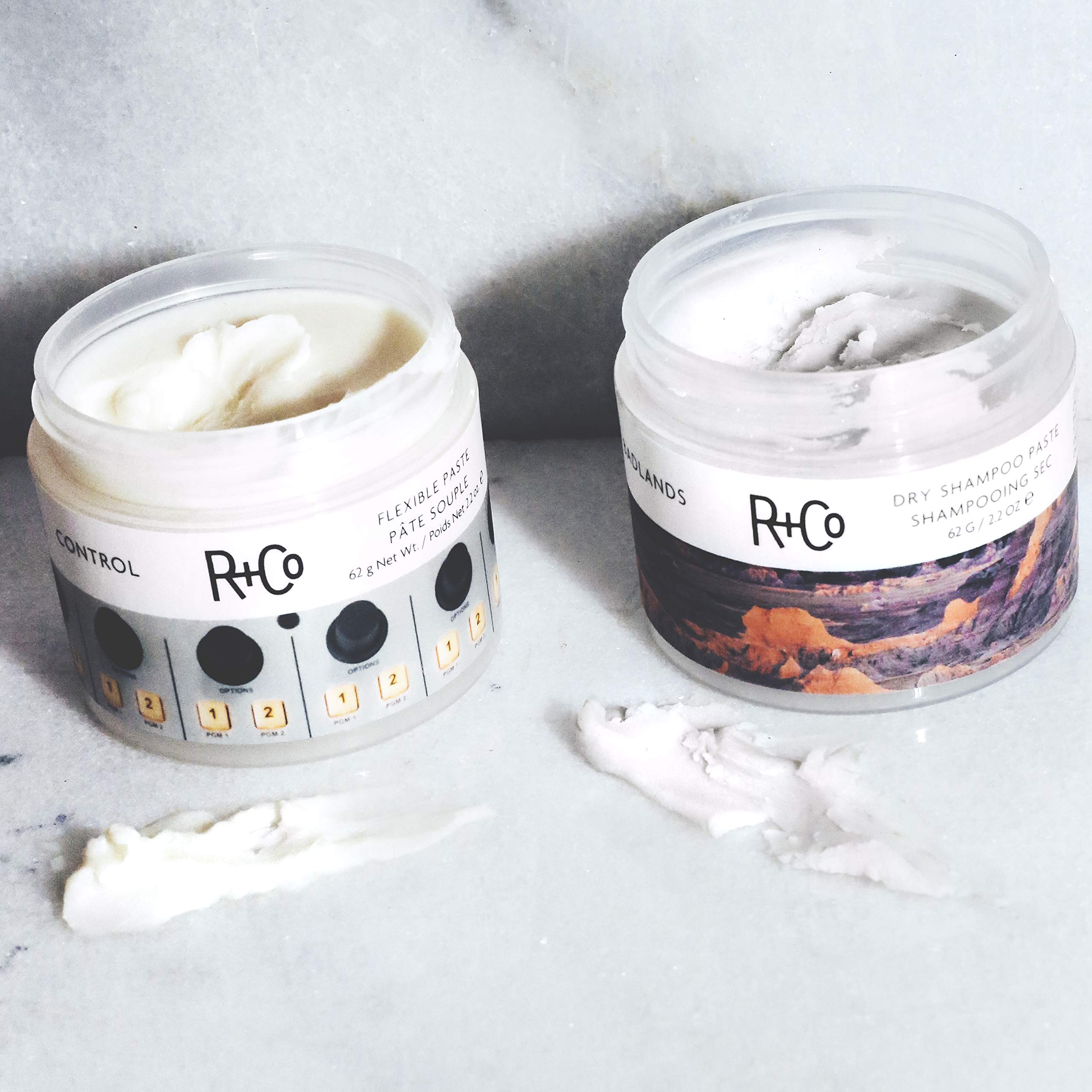 R+Co Control Paste acabado semimate para look natural.