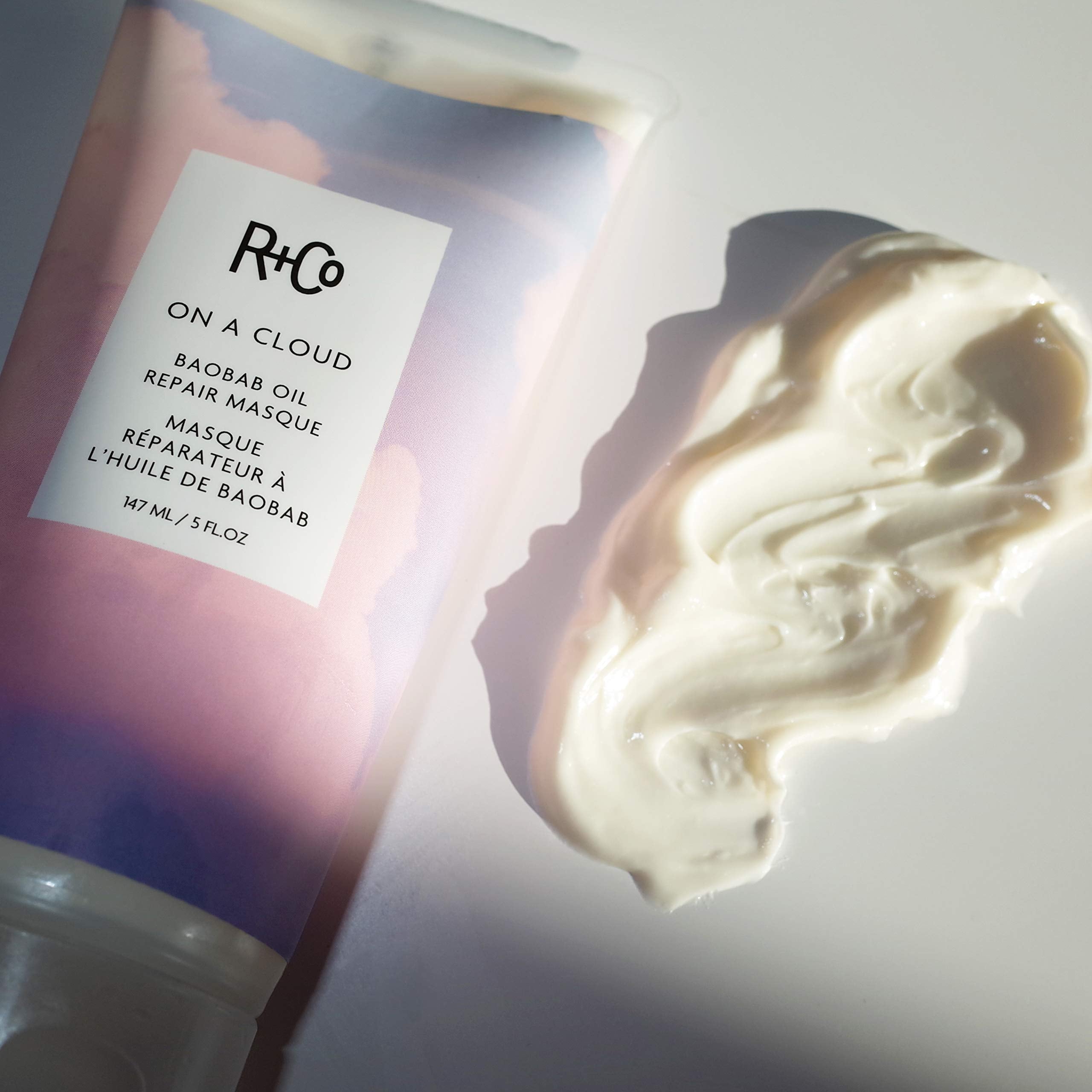 R+Co En una nube: aplicación en cabello húmedo para reparación de fibras.