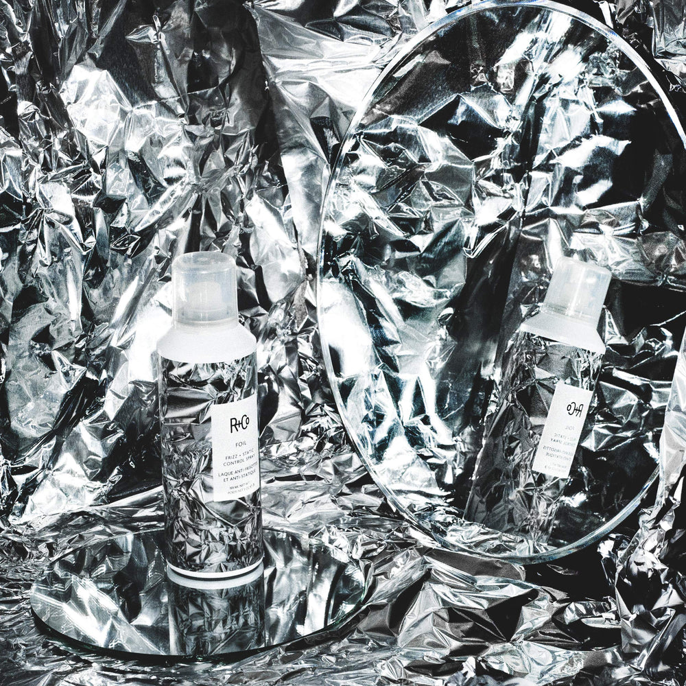 R+Co Foil Frizz + Static Spray, dispersión de niebla para cabello suave.
