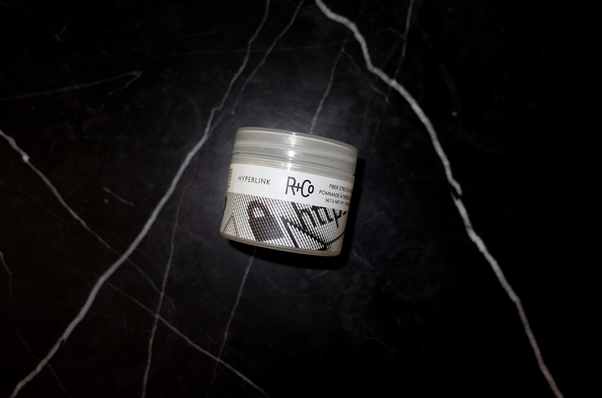 R+Co Hyperlink Fiber Stretch Pomade: volume léger et contrôle sans surcharge.