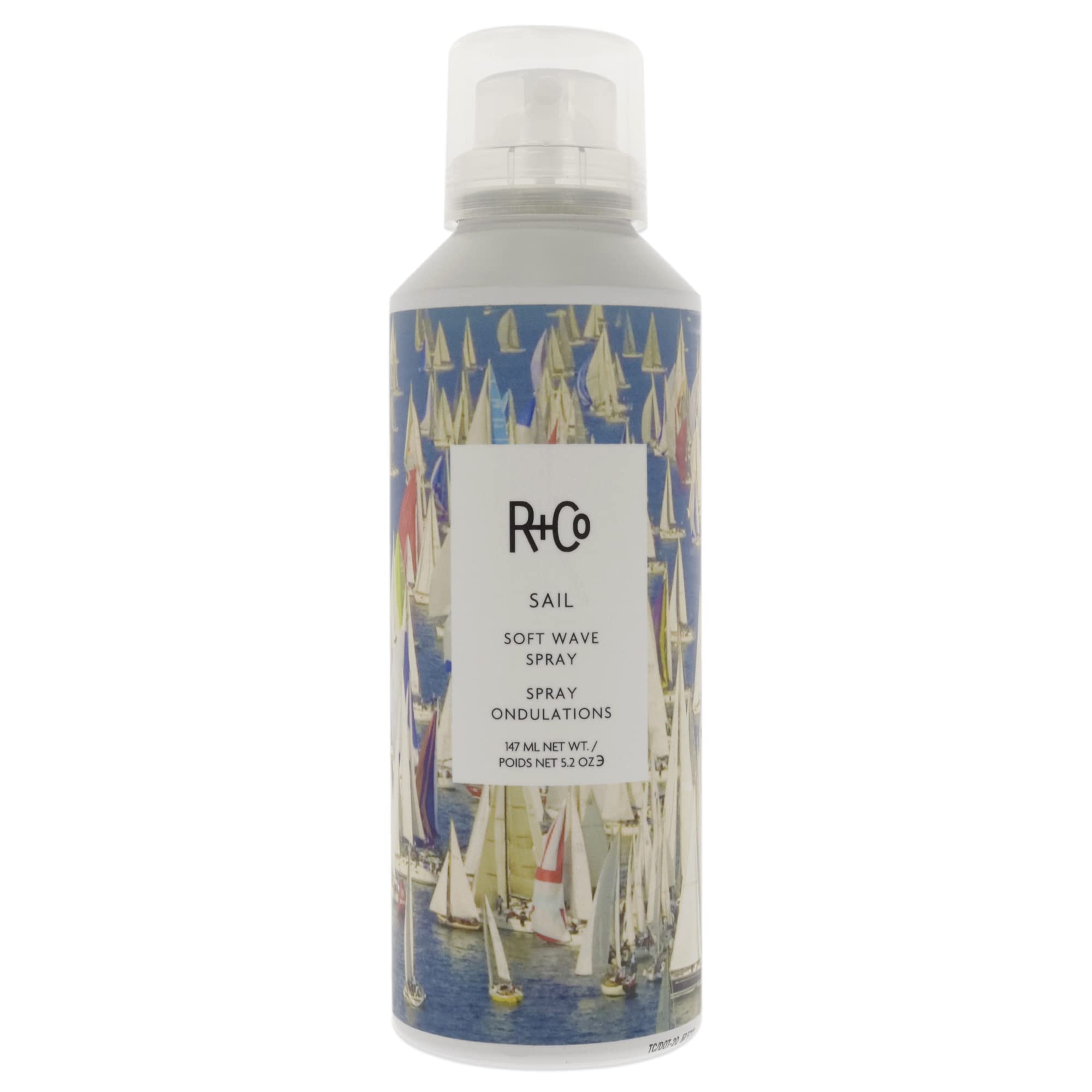 R+Co Sail Soft Wave Spray, bote, aporta volumen suave y brillo natural.