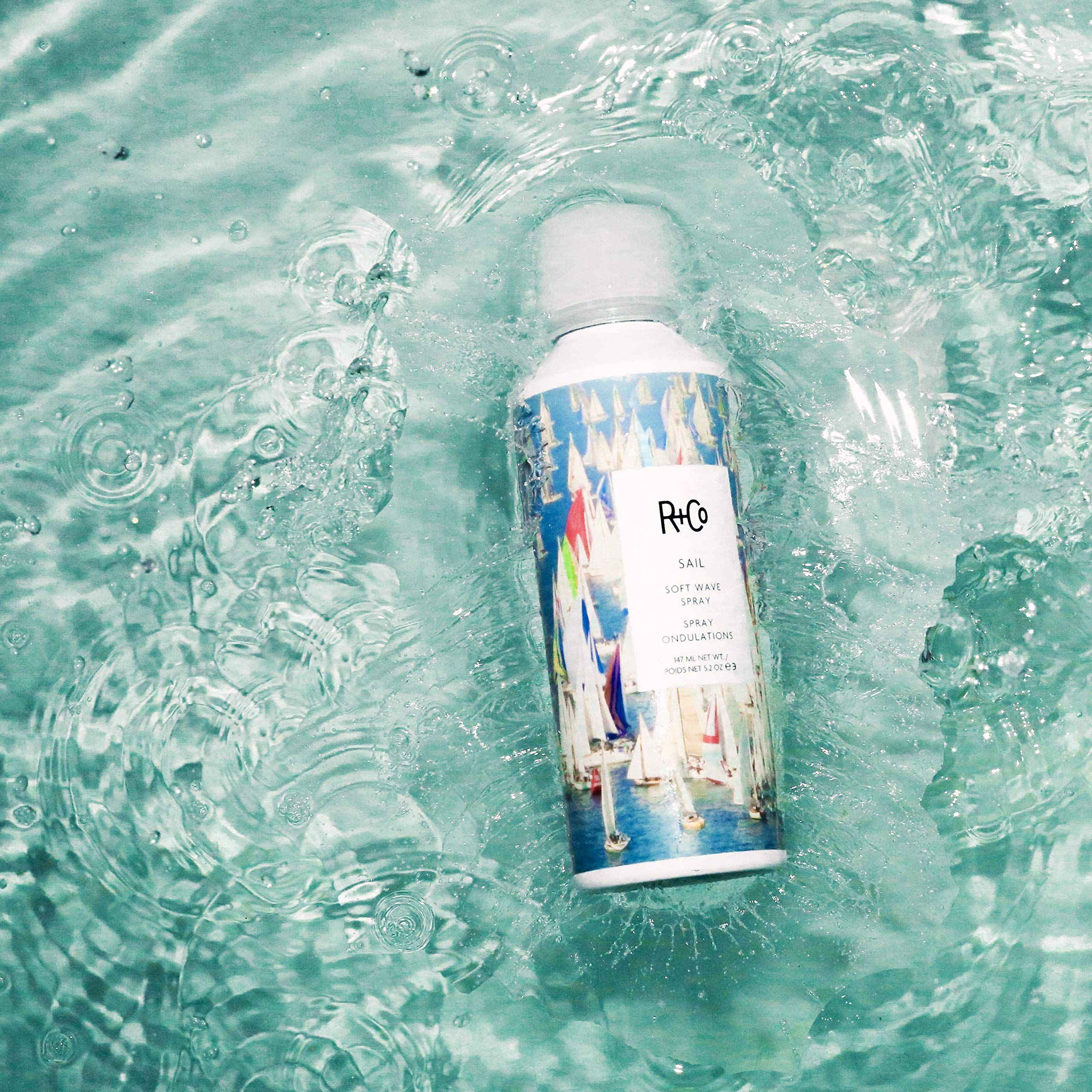 R+Co Sail Soft Wave Spray, textura de rizos con cuerpo y movimiento.