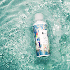 R+Co Sail Soft Wave Spray, textura de rizos con cuerpo y movimiento.